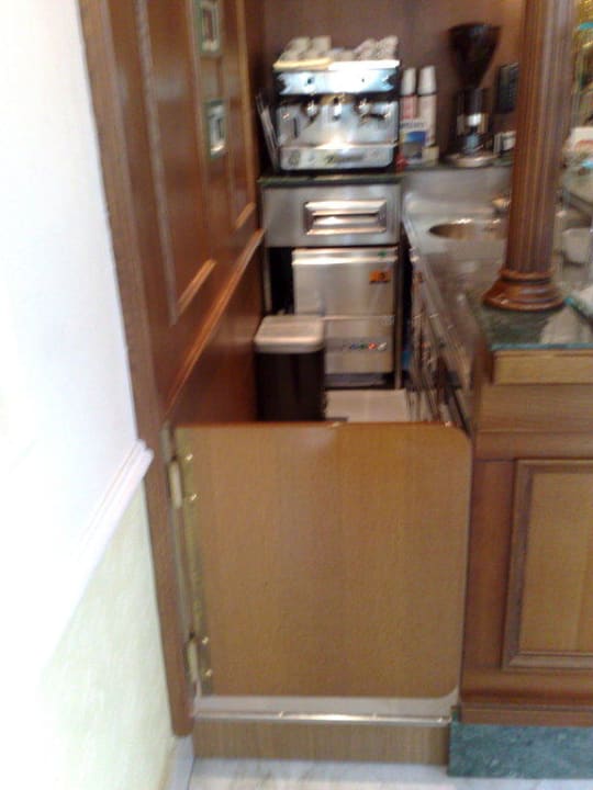 Laute Schwingtür Hotel Astoria Garden