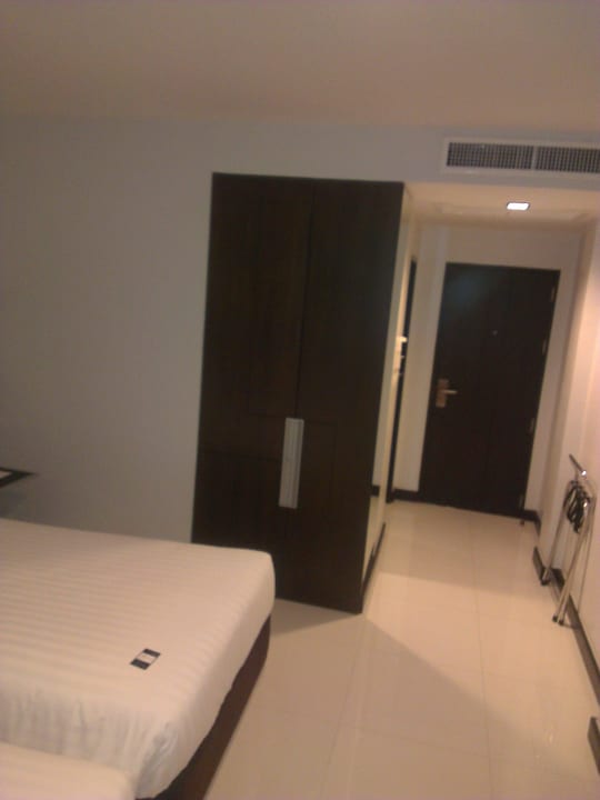 Bett u. Schrank  u. Eingangstür FX Hotel Metrolink Makkasan