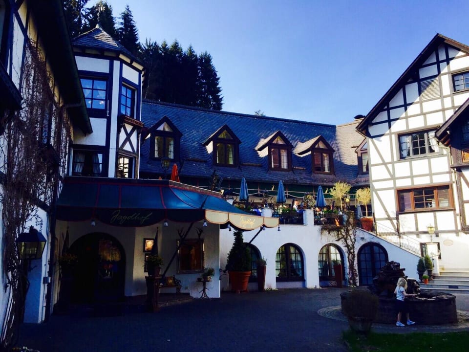 Innenhof Hotel  Relais Chateaux Jagdhof Glashütte
