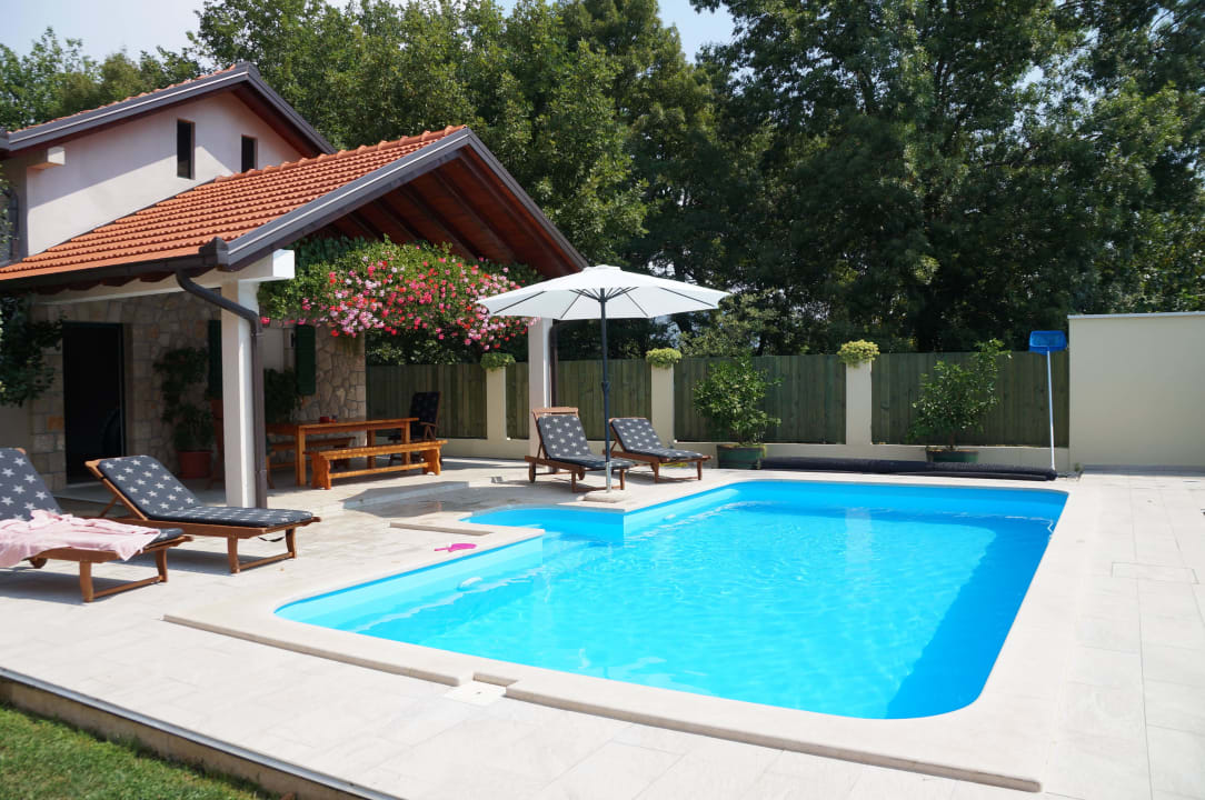 Privater Pool mit Poolhaus Novasol Ferienhaus Makarska-Prolozac Donji