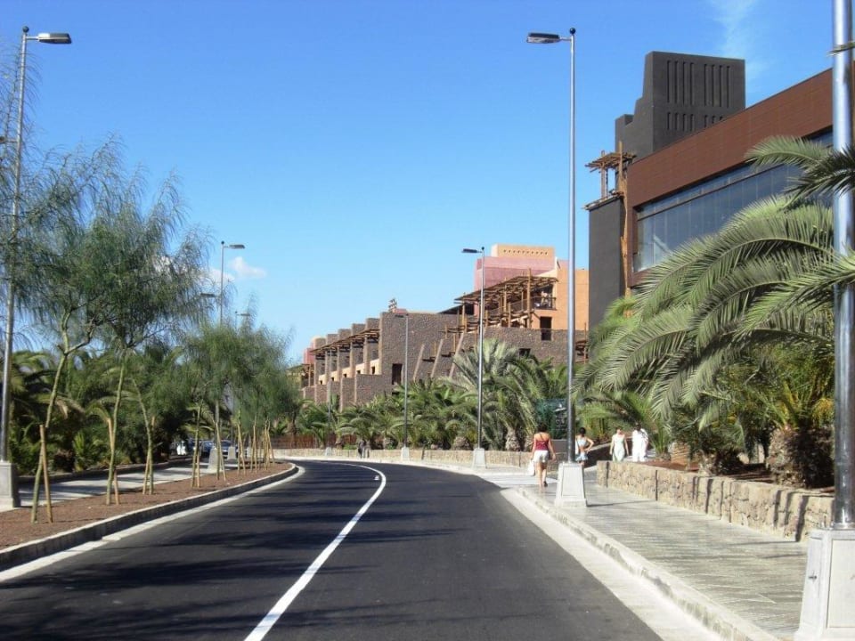Neuangelegte Straße vor dem Baobab Lopesan Baobab Resort