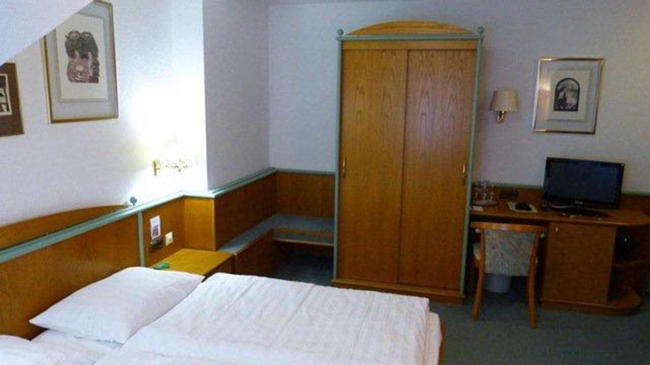 Blick auf Schrank und TV Hotel Garni St. Georg