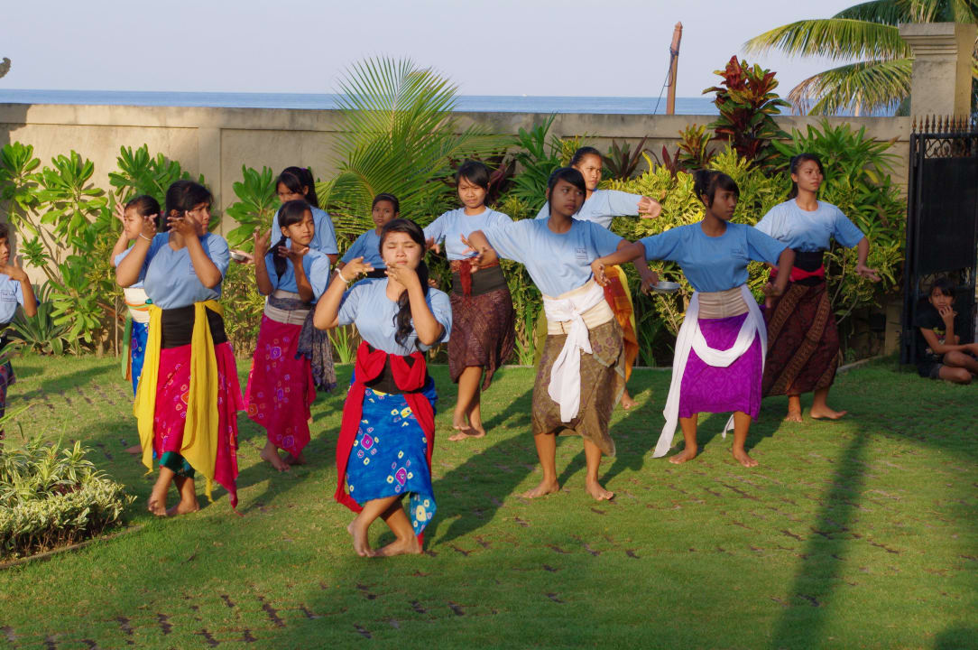 Tanzgruppe Übungsstunde Teluk Karang Dive & Spa Resort Bali