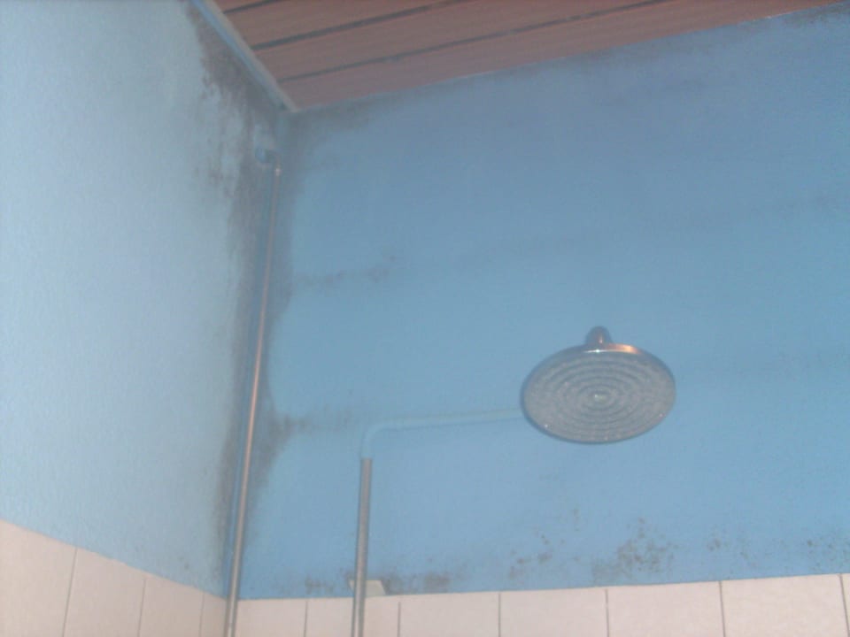 Verschimmelte Dusche im Hallenbad Hotel zur Krone