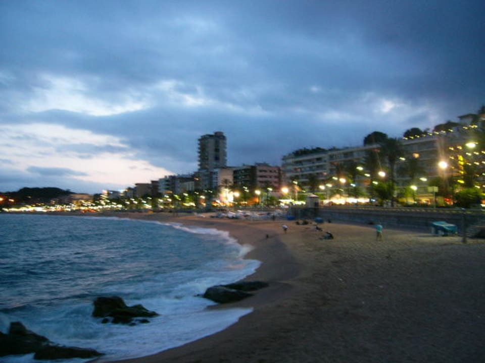 Strand am Abend Hotel Rosamar Maritim