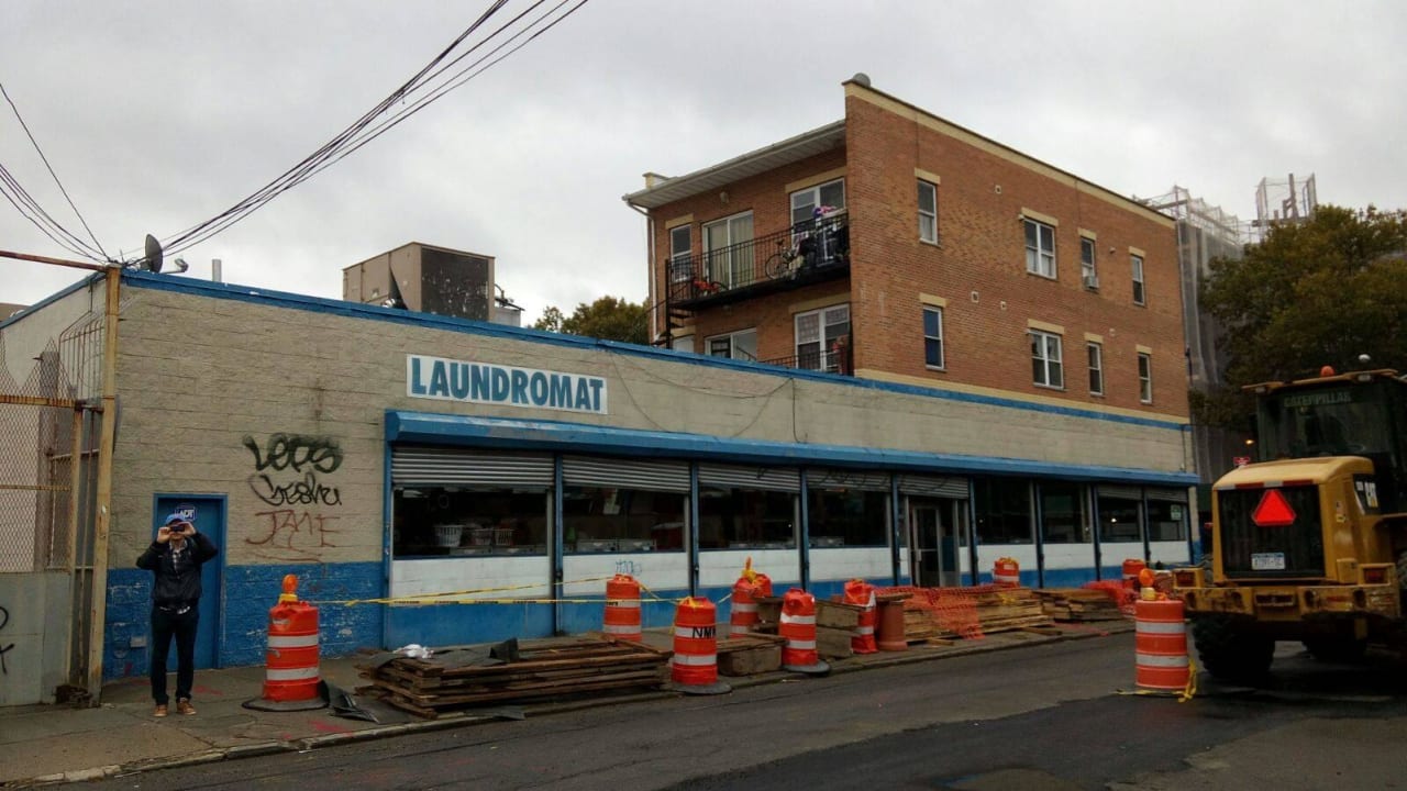 Neben dem Hotel Howard Johnson Long Island City