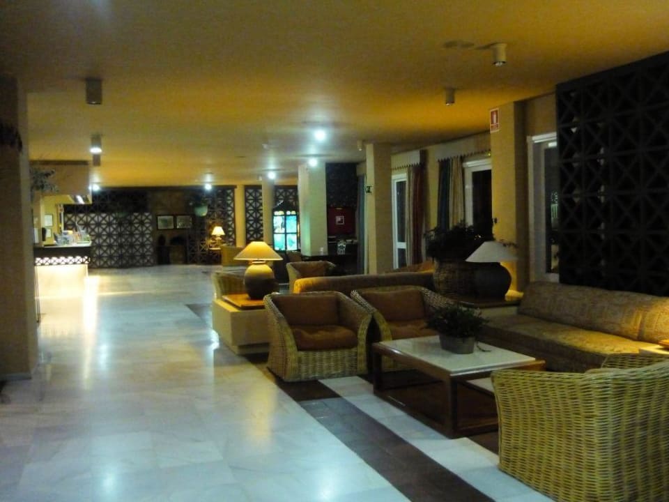 Lobby bei Nacht Hotel Parque del Sol