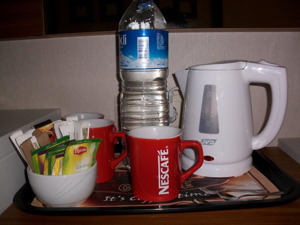 Wasserkocher mit Kaffee und Tee Hotel Baia Lara