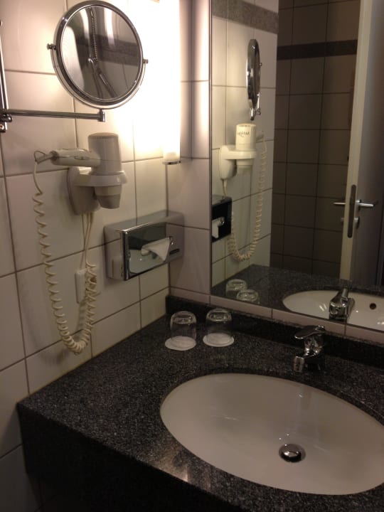 Das Badezimmer  voco Dusseldorf Seestern, an IHG Hotel