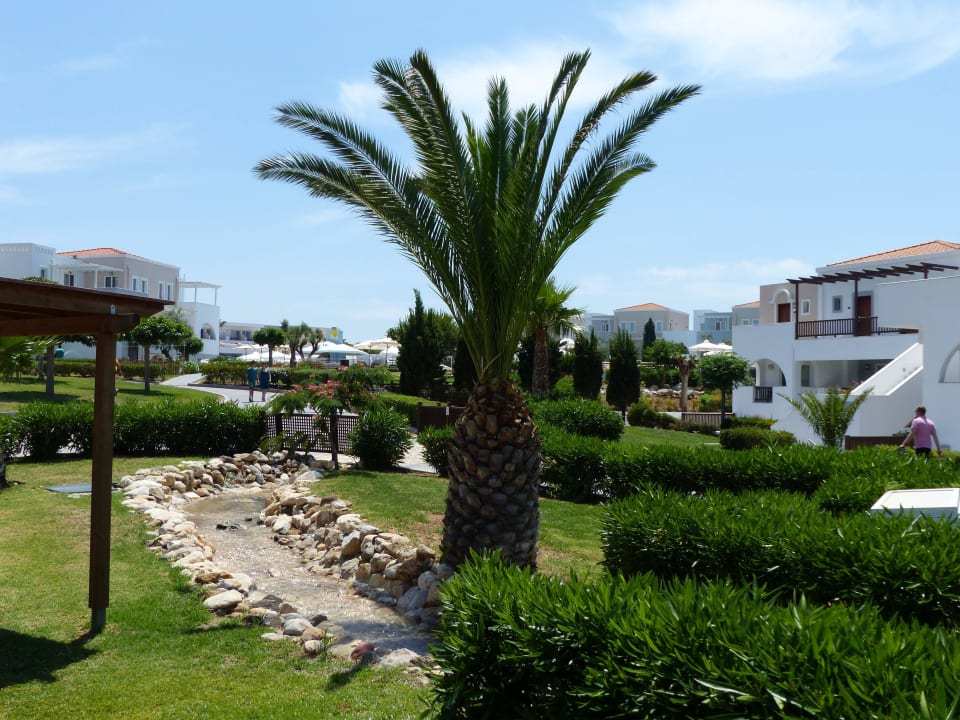 Spaziergang durch die Anlage Atlantica Marmari Palace