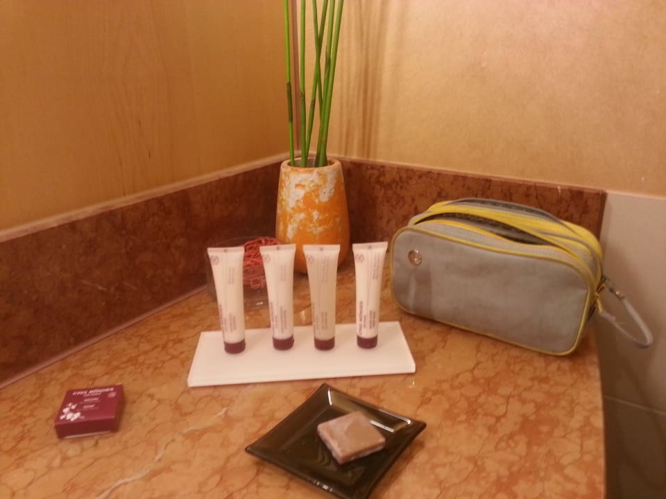 Junior Suite - Dusch-Gel im Badezimmer Hotel Le Méridien München
