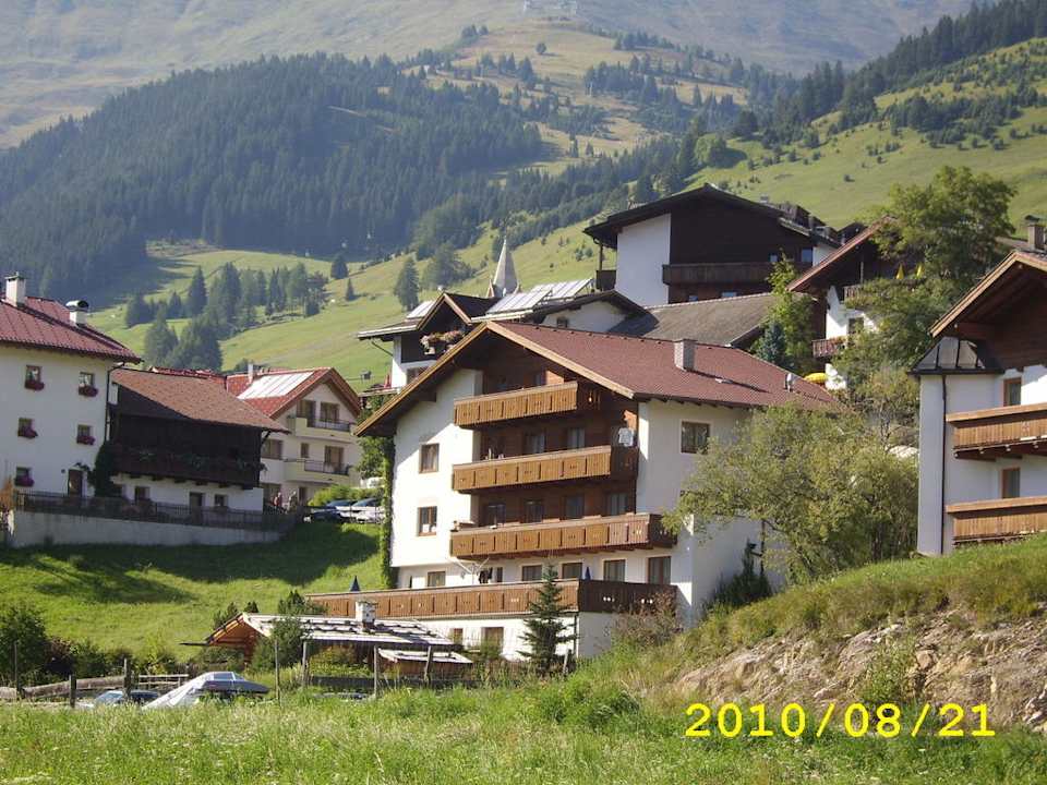 Ansicht im August Ferienwohnungen am Matinesweg, Serfaus