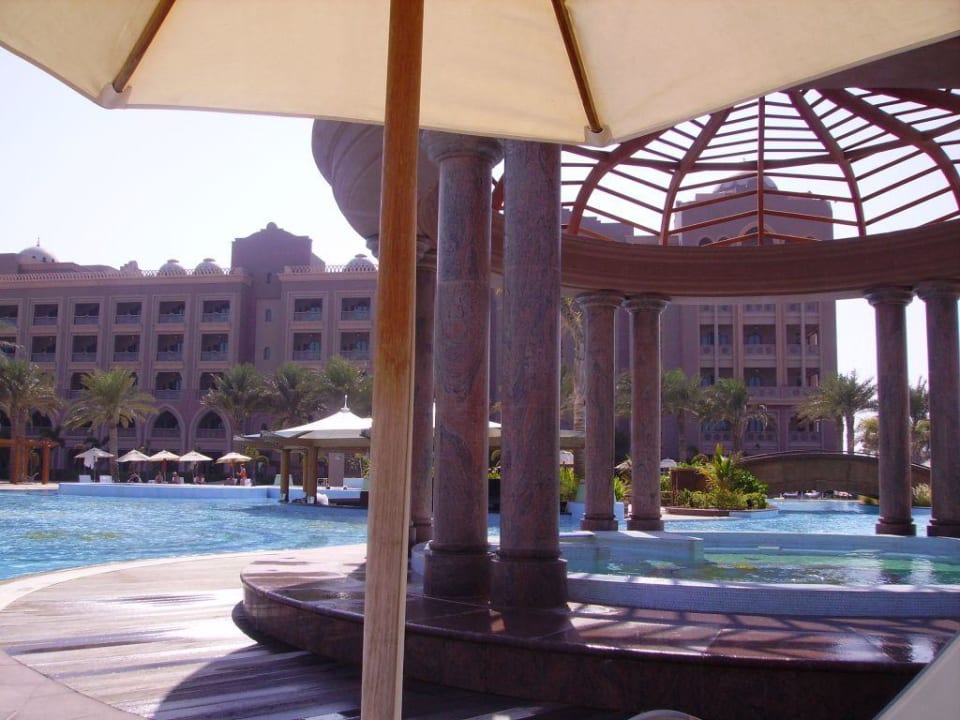 Blick vom Pool auf den Westflügel Emirates Palace Mandarin Oriental