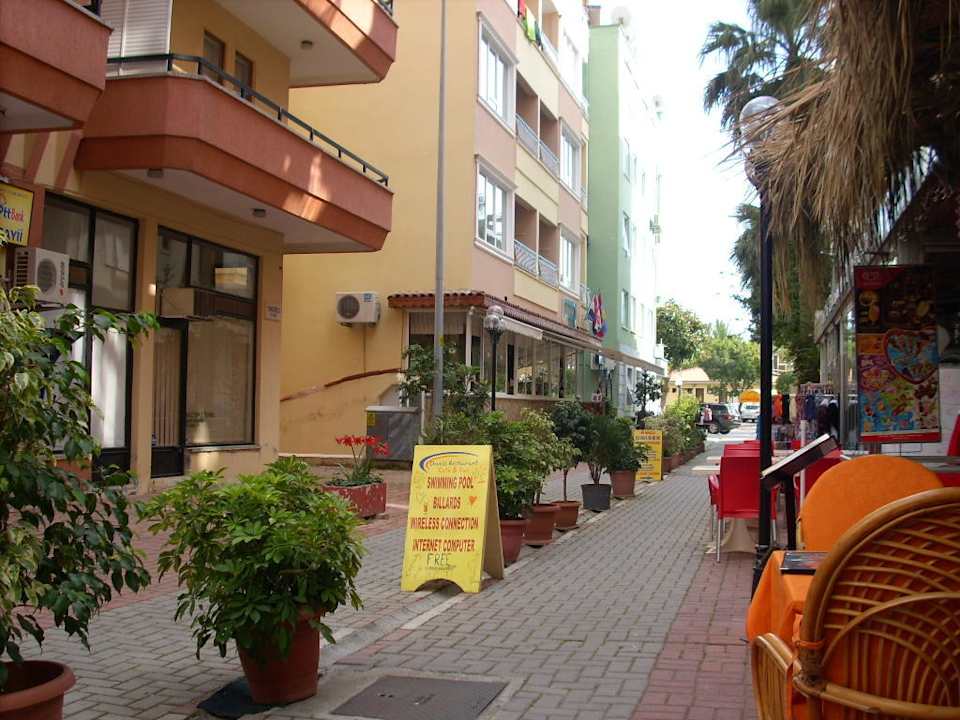 Cad. Bebek/ Straße vor dem Hotel Hotel Kleopatra Develi