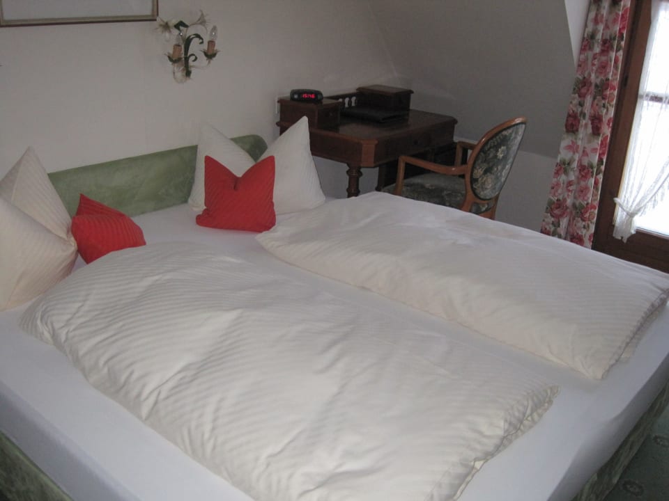 Blick auf das Doppelbett Hotel Malerwinkel