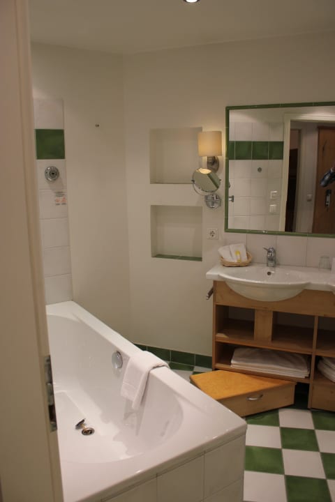 Badezimmer mit Badewanne POST Family Resort