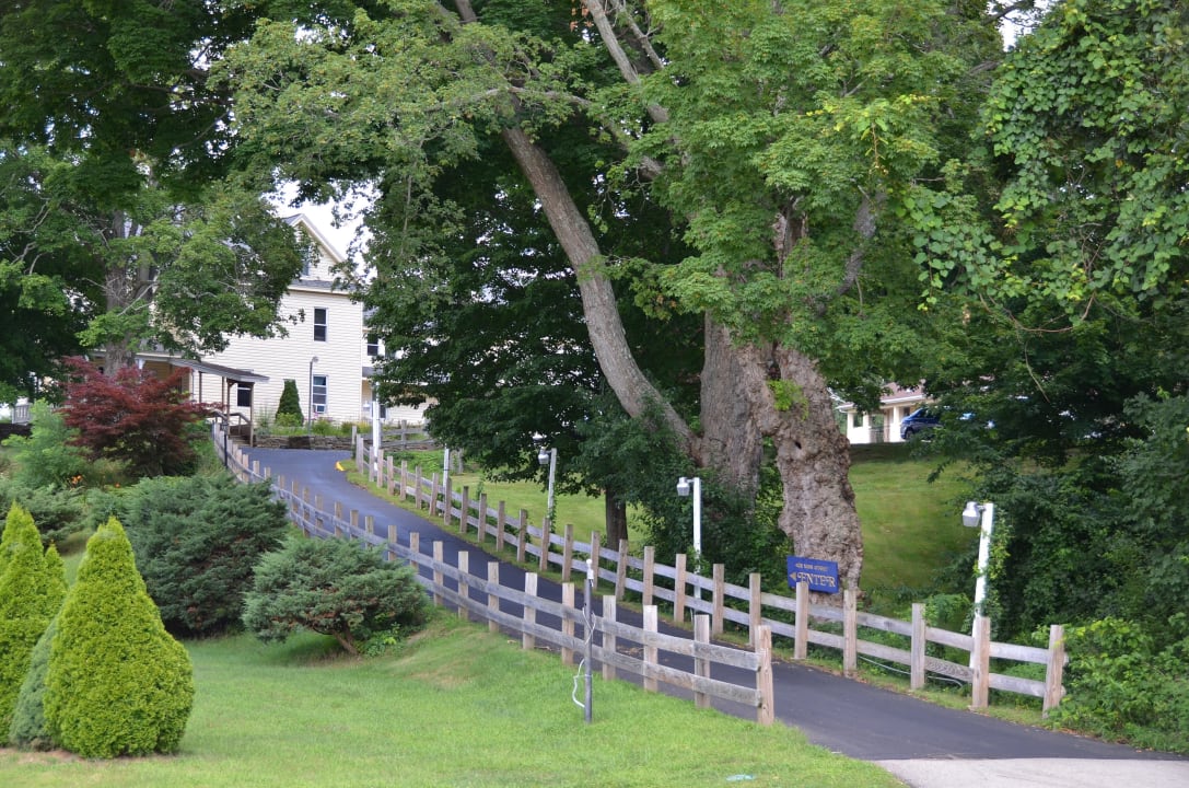 Entrance Econo Lodge Sturbridge
