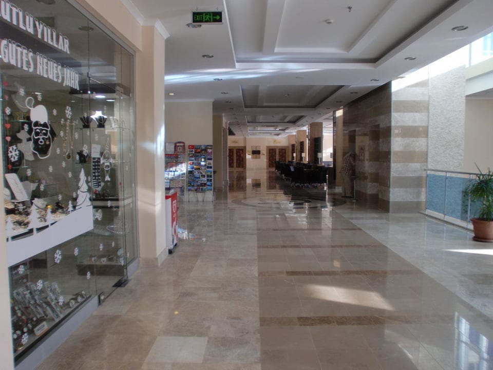 Weg zur Hotelbar mit Schmuckgeschäft und Kiosk Solivia Hotel