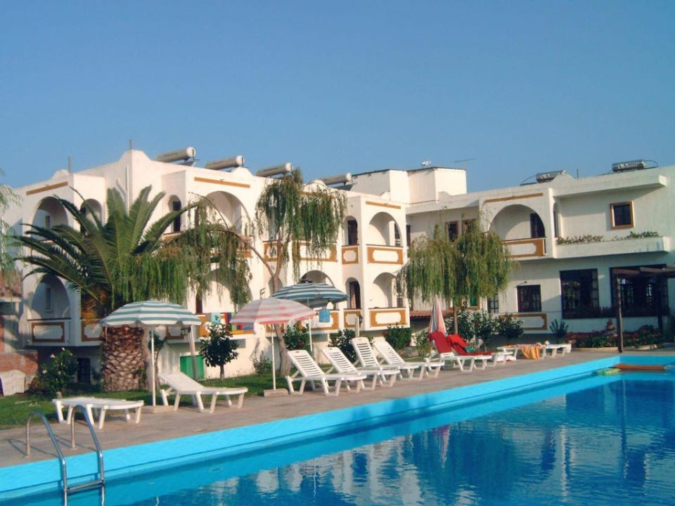 Blick über den Pool auf das Hotel Hotel Hermes