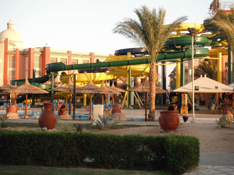 Территория у бассейна с большими горками Pickalbatros Aqua Park Resort - Hurghada