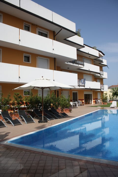 Pool und die Rückansicht der Residence Residence Garda Palace
