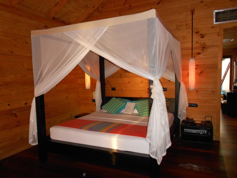 Unser Zimmer bzw. Bett Meeru Maldives Resort Island