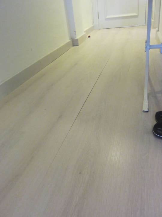 Kaputter Boden im Neuen Zimmer H10 Costa Adeje Palace
