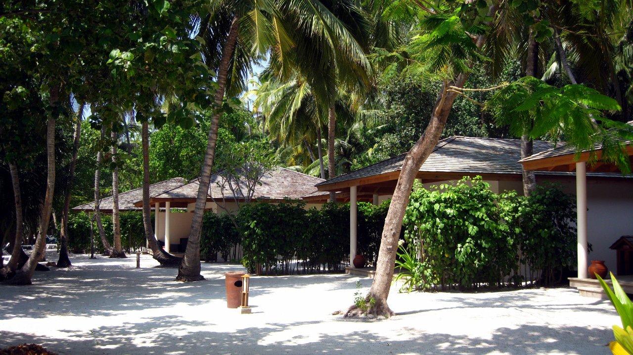 Bereich vor Bungi 116 Vilamendhoo Island Resort & Spa