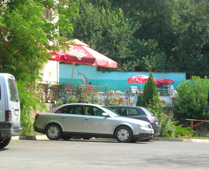 Basen koło hotelu Hotel Zlaten Rog/ Golden Horn