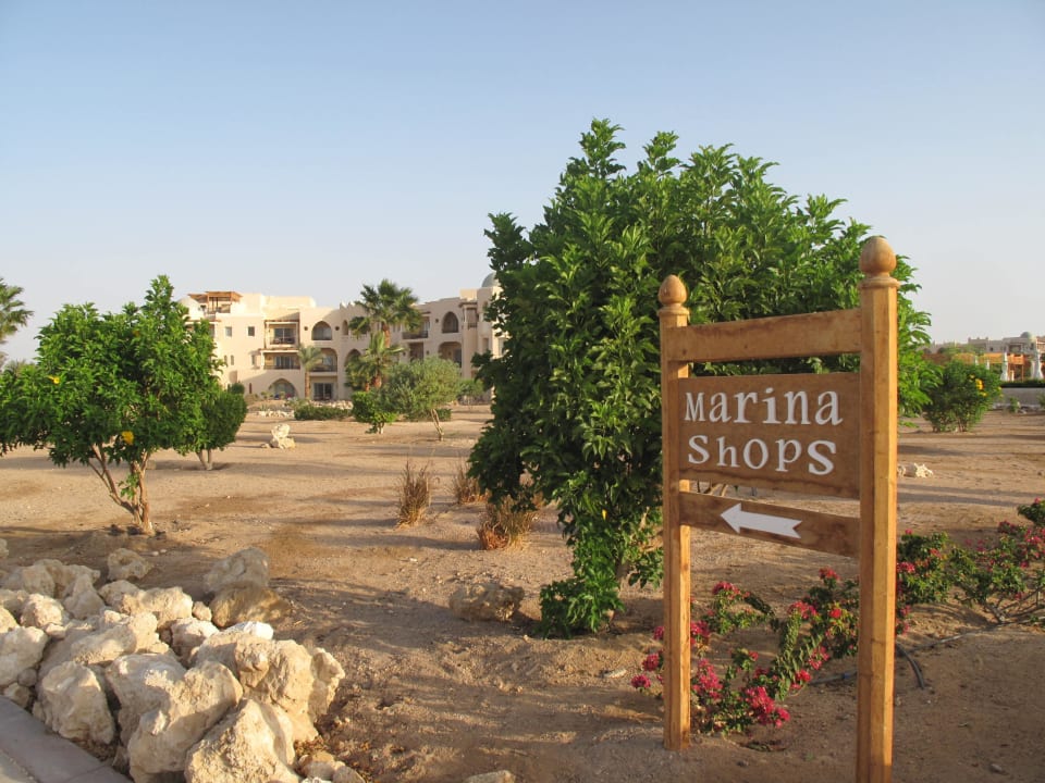 Weg zu den wenigen Shops Hotel Kempinski Soma Bay