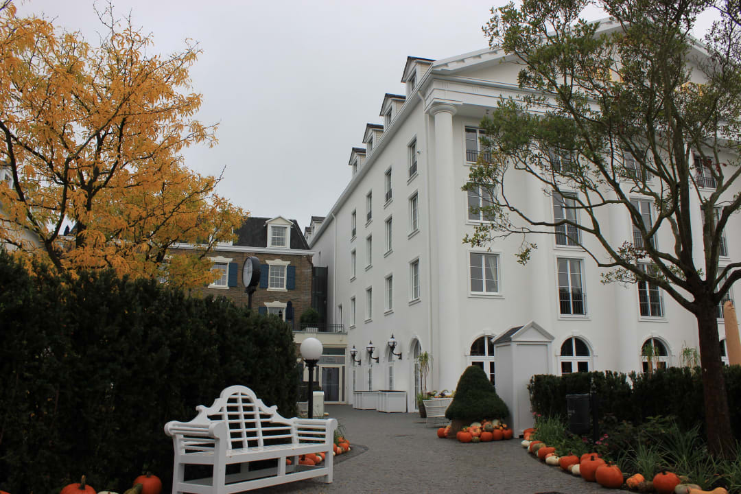 Zugang zum Hauptgebäude von hinten Hotel Bell Rock Europa-Park