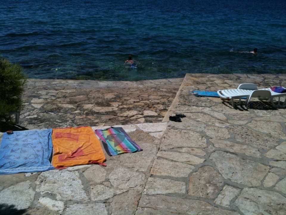 Strand mit Badeplateus Hotel Pinija