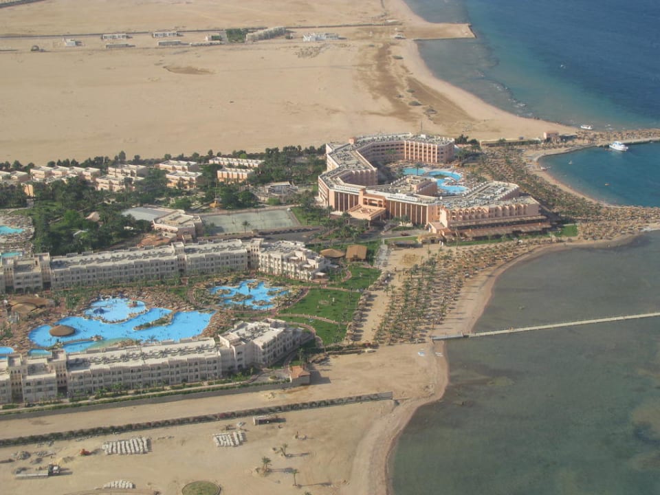 Anflug Beach Albatros Resort