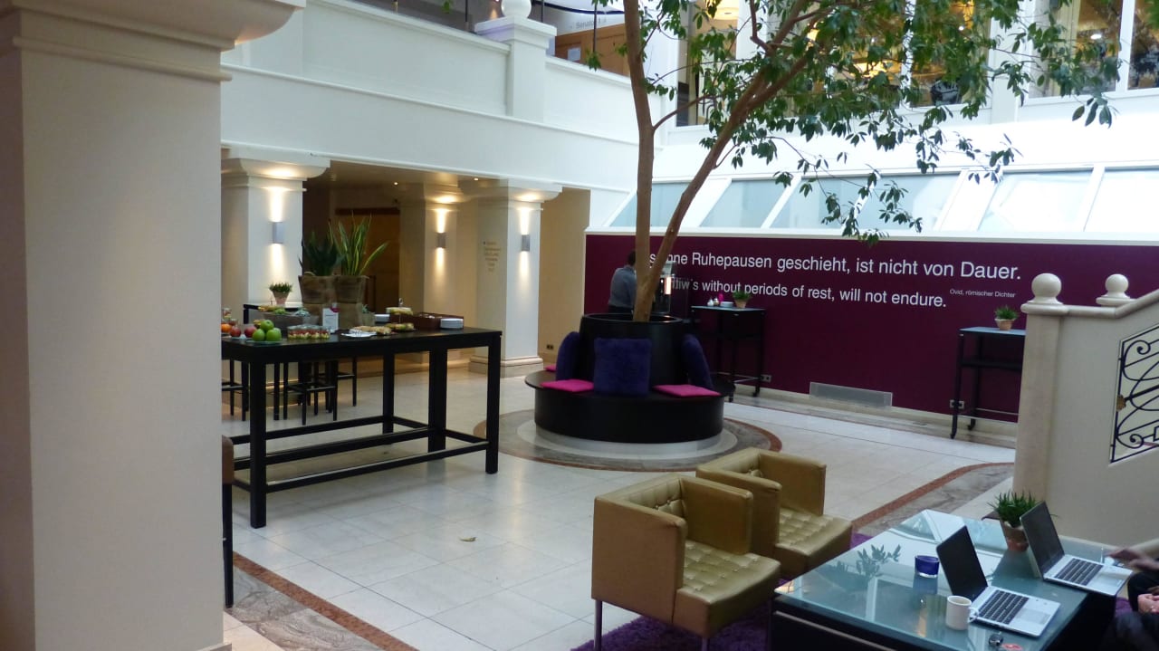 Lobby mit Kaffee und Teeecke Crowne Plaza ® Hamburg - City Alster