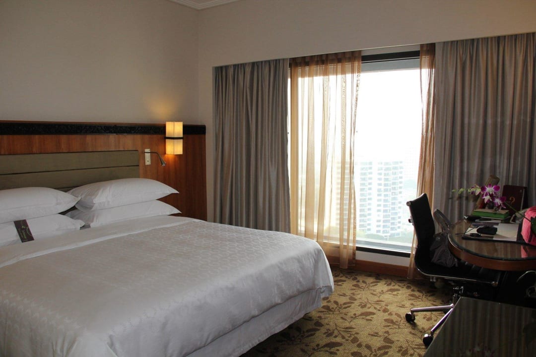 Zimmer Royal Orchid Sheraton Hotel & Towers