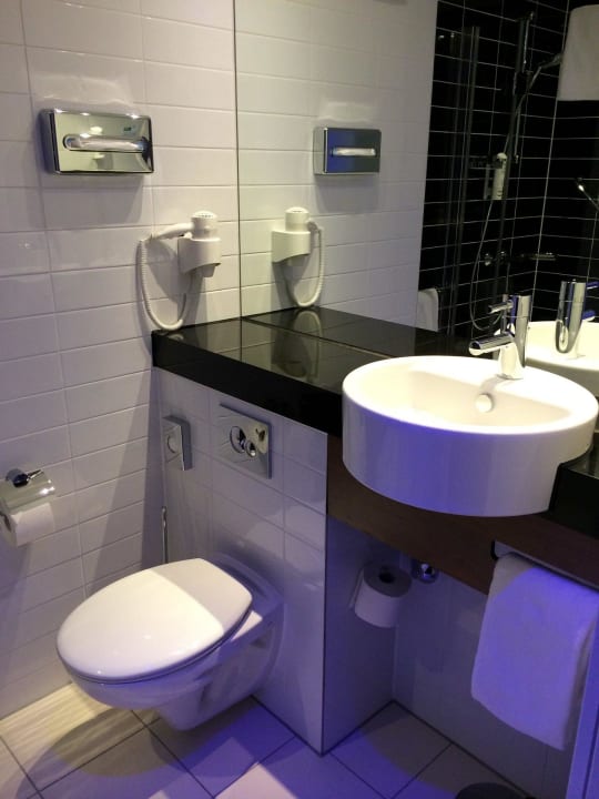 Wc und Waschtisch Holiday Inn Express Friedrichshafen
