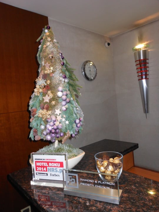 Weihnachtsbäumchen beim Front Desk Regent Warsaw Hotel
