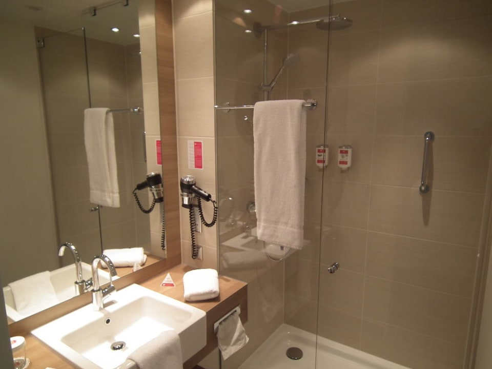 Badezimmer H4 Hotel Berlin Alexanderplatz
