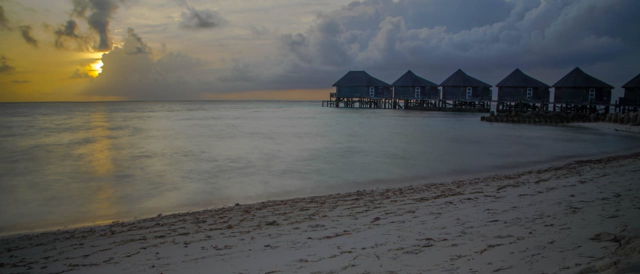 Sonnenuntergang bei der Landzunge Kuredu Island Resort & Spa
