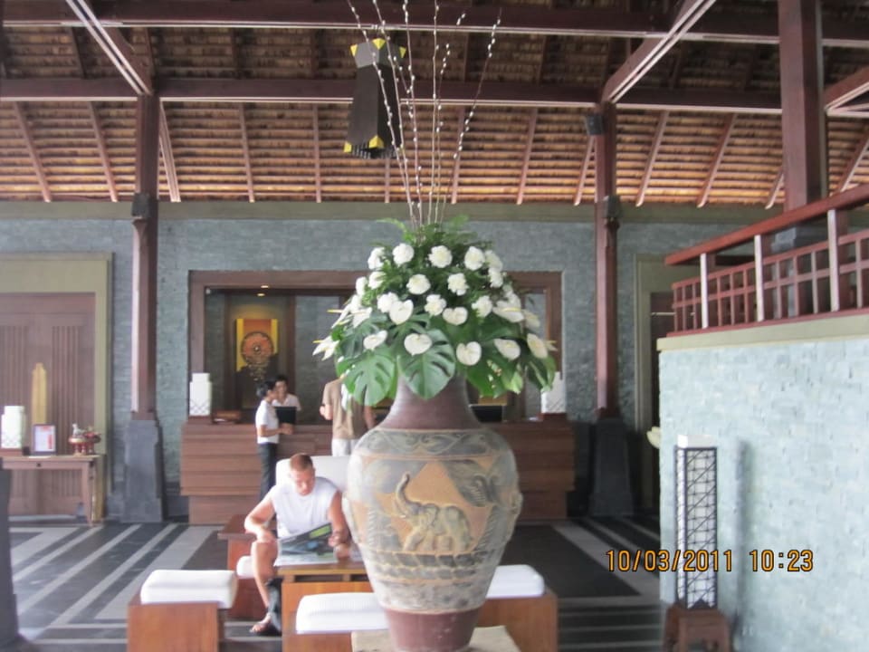 Blumen-Deko an der Rezeption Nora Buri Resort & Spa