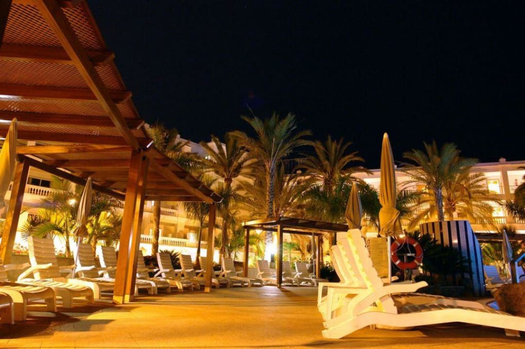Zdjęcie zrobione nocą nad basenem Hotel Riu Palace Maspalomas Adults Only