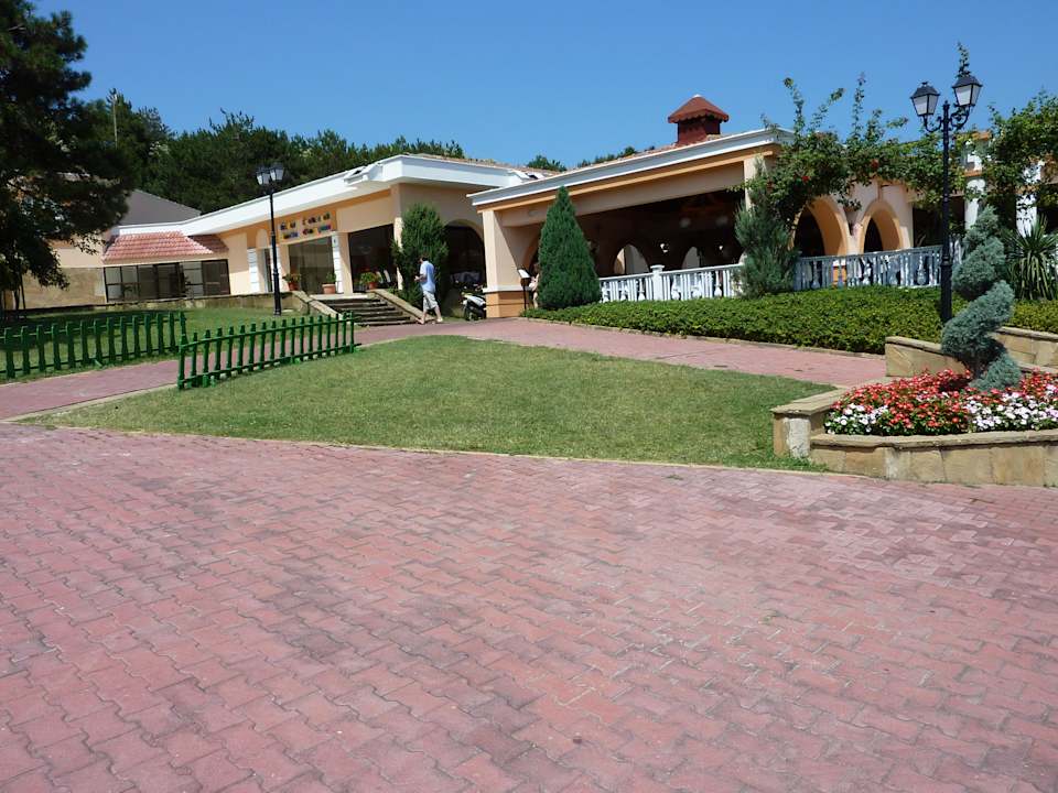 Am Restaurant Sozopol, links das Kinderrestaurant Duni Royal Holiday Village