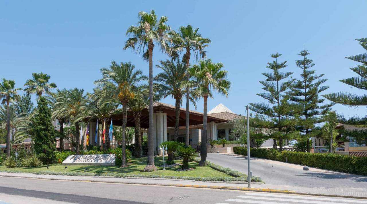 Hotel von der Strasse aus gesehen Playa Garden Selection Hotel & Spa