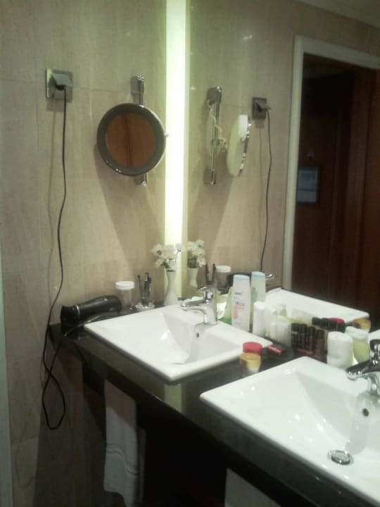 Bad mit Doppelwaschblock, Kosmetikspiegel Hotel The Cliff Bay (PortoBay)