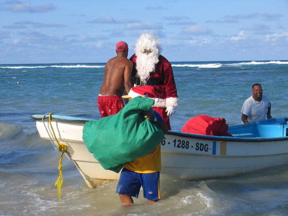 Weihnachtsmann kam mit dem Boot Grand Sirenis Punta Cana Resort & Aquagames
