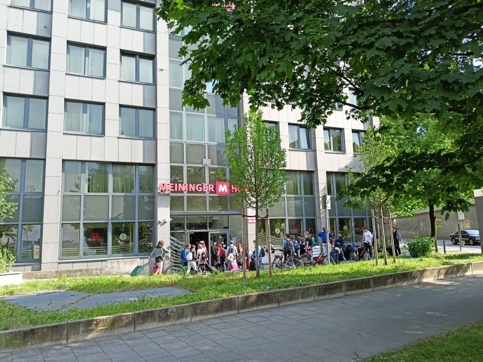 Außenansicht MEININGER Hotel München Olympiapark