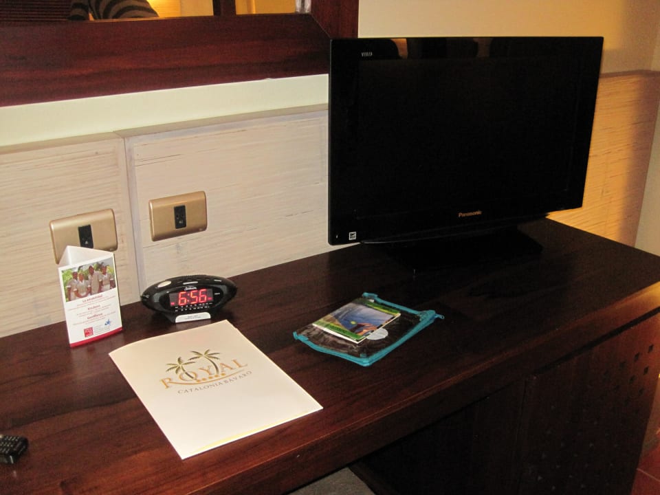 Schreibtisch mit TV Catalonia Punta Cana - All Inclusive