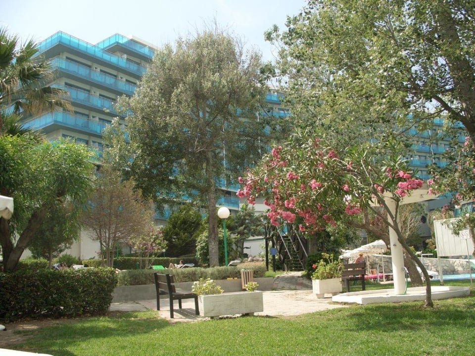 Außenansicht vom Garten aus Hotel Calypso Beach