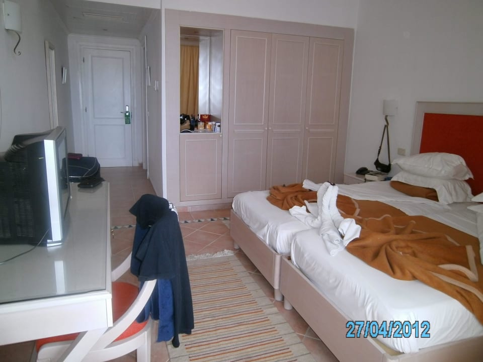 Unter dem Spiegel ist ein kleiner Kühlschrank Hotel Marhaba Club