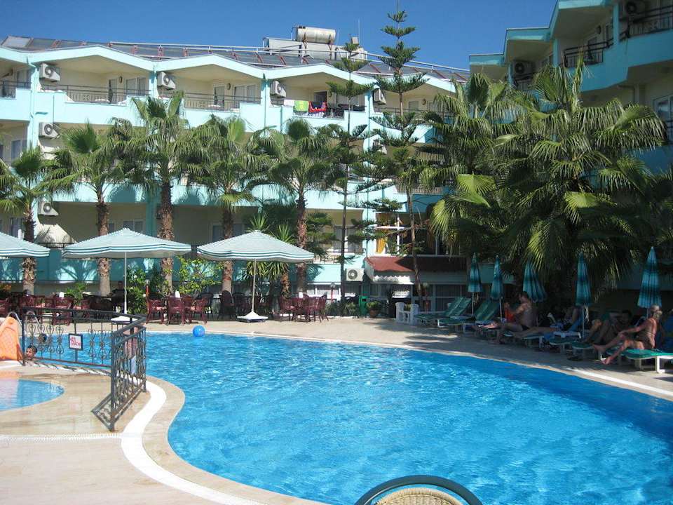 Pool und Hotel Semoris Hotel